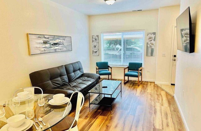 Triplex Townhouse/6 Bd & 6 Baths/9TVs/sleeps17/9ABC