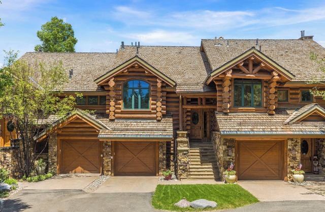 TRISTANT 108- Luxurious Log Cabin Townhome with Ideal Location