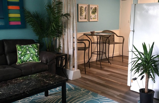 TROPICAL BLISS 1 BEDROOM CONDO OVERLOOKING LAKE NEXT TO BAGNELL DAM STRIP