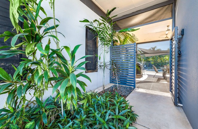 Tropical Guesthouse with Pool