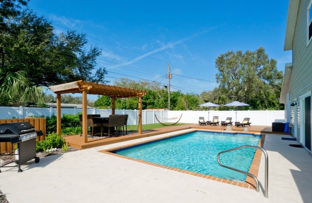 Tropical Highlands - 6 BEDROOMS/3 Bathroom/2 King Masters/3800 sf/Large Htd Pool