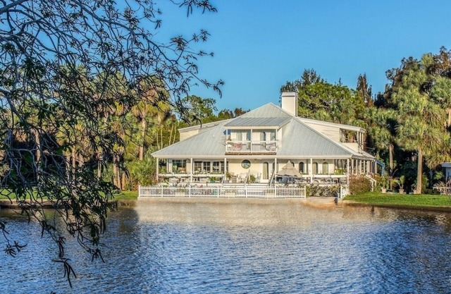 Tropical Island Romantic Waterfront Private New 2Bed Suite Pool Sand Beach Gulf!