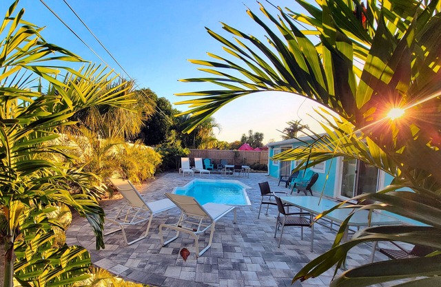 Tropical Paradise Heated Pool - Kayaks &PaddlBrd! 5min to Beach, Stadiums, PGA