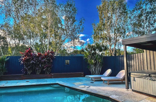 Tropical retreat with pool, Mineral spa & games room!