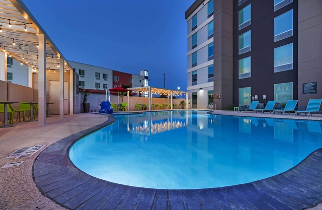 Tru by Hilton Laredo Airport
