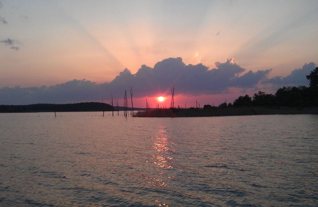 Truman Lake, Modern, Quaint, Private Cottage-Now w/Paved Drives & Queen Num Bed