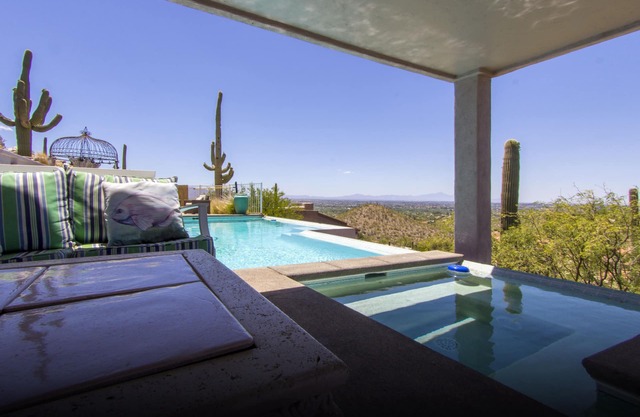 Tucson Hilltop Estate: Sleeps 9, Heated Pool & Spa, Game Room, Cantina, Gas BBQ