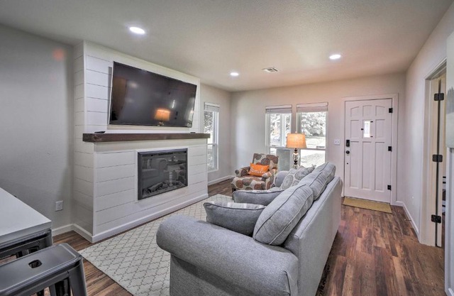 Tulsa Bungalow with Fireplace Less Than 4 Mi to Dtwn!