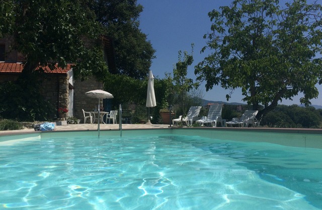 Tuscan farmhouse on own hill, peaceful, pool, terrace, views, Wi-Fi, cleanair