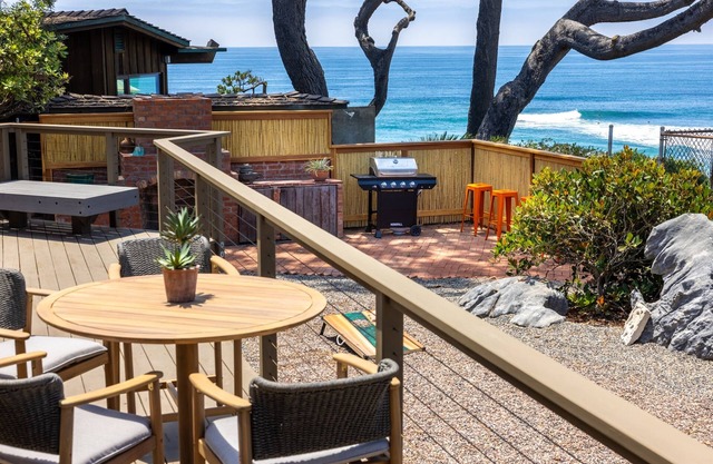 Tutu's Surf House - Views and beach access: one of a kind!