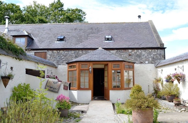 Two Bedroom large family cottage, sleeps up to seven,and has outdoor dining.