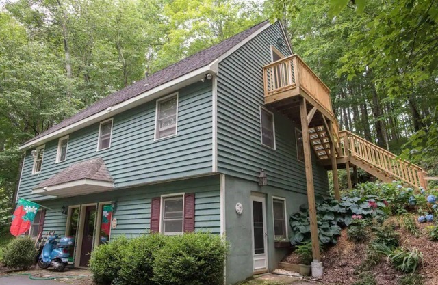 Two bedroom upstairs unit. "Timberlane Mountain Retreat" with mini kitchen