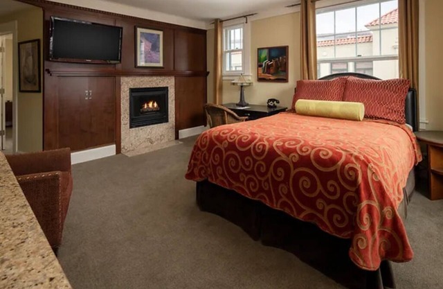 Two Comfortable Downtown Suites w/City Views | Fireplace Access