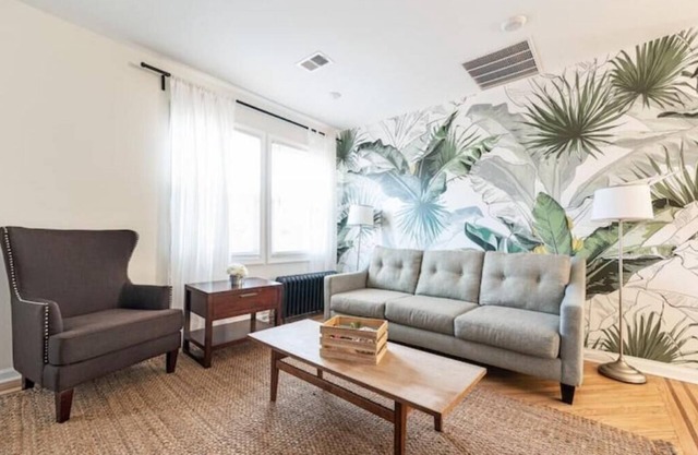 Two floor Urban Oasis: King Bed Near NYC Train