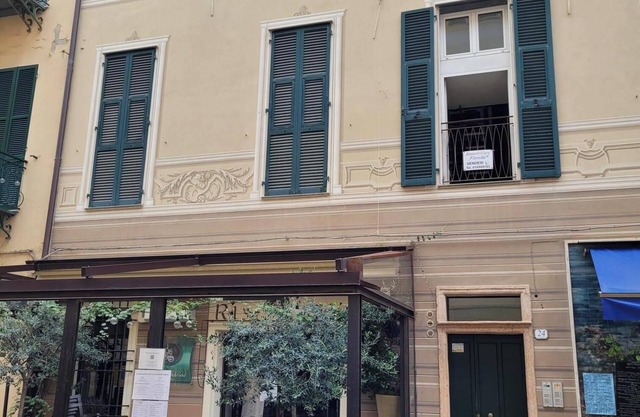 TWO-ROOM APARTMENT 20 METERS FROM THE SEA WITH ELEVATOR AND PARKING SPACE.