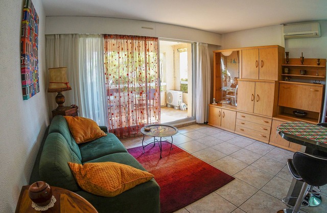 Two rooms standing Bandol, center, everything on foot, absolute calm