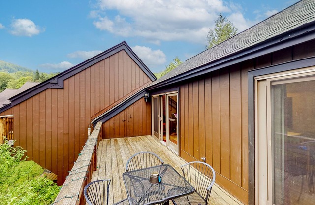 Two-story, creekside condo with great deck, pool & tennis - near Mad River Glen