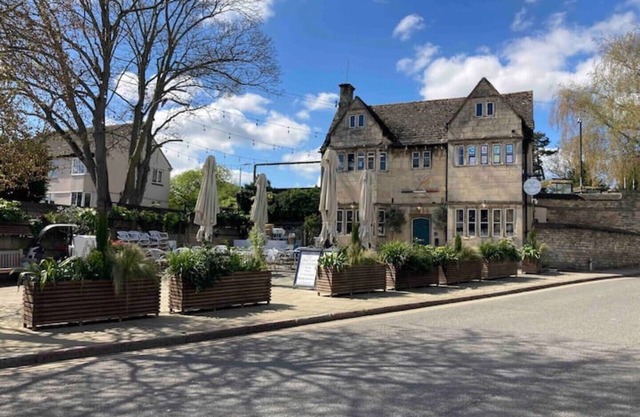 Two Town Center Linked Apartments With Views Over tge Sheep Market, Sleeps six