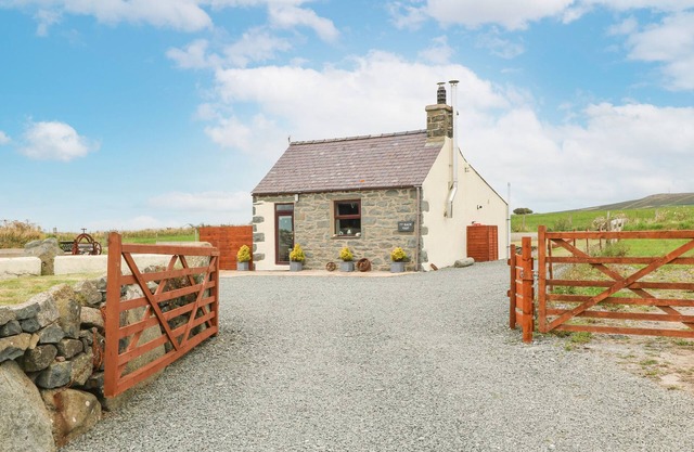 TY BACH YSGO, pet friendly, country holiday cottage in Aberdaron