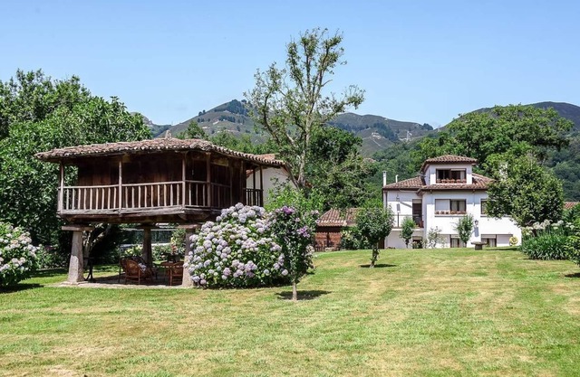 Typical Asturian house in full nature, but 5 min walk to the center of Cangas