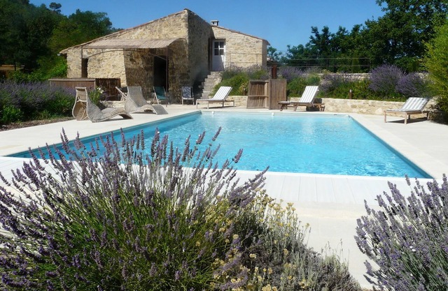 Typical stone house with heated private swimming pool in Luberon, 10 persons