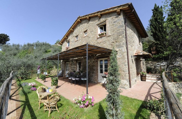 Typical Tuscan house.Great view on Lucca.Private parking/garden.WIFI