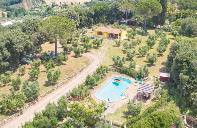 Typical Tuscan house with pool, on top of a hill, great view