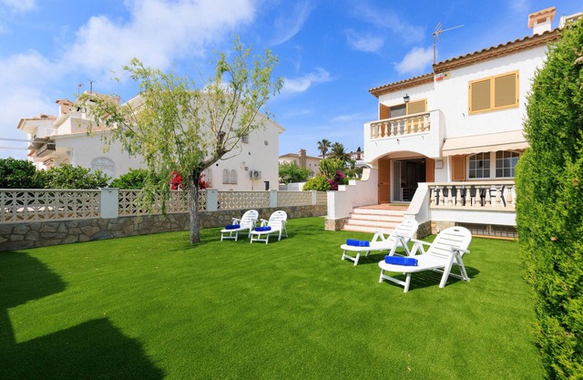 UHC CASA MISTRAL · Private Garden with BBQ · 50m Cristal Beach