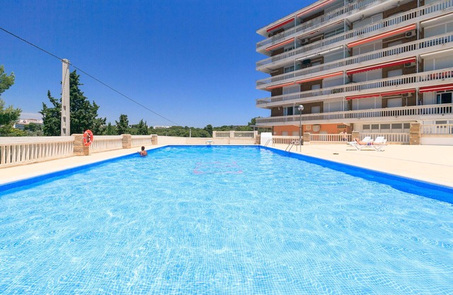 UHC CYE 6 · Apartamento en zona tranquila y piscina comunitaria