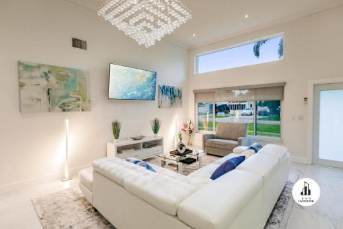 Uhost AI - Luxurious 5B Home w Pool & Lounge