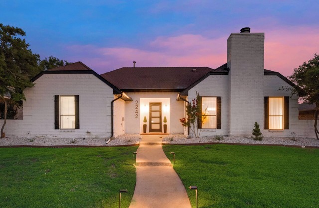 Ultimate Comfort & Modern Elegance in our Renovated Pool House with Hot Tub