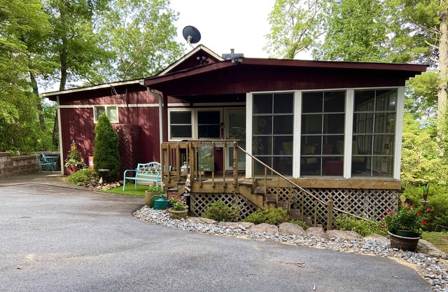 Ultimate Escape - Mountain views, privacy, hot tub, screen porch, fabulous deck