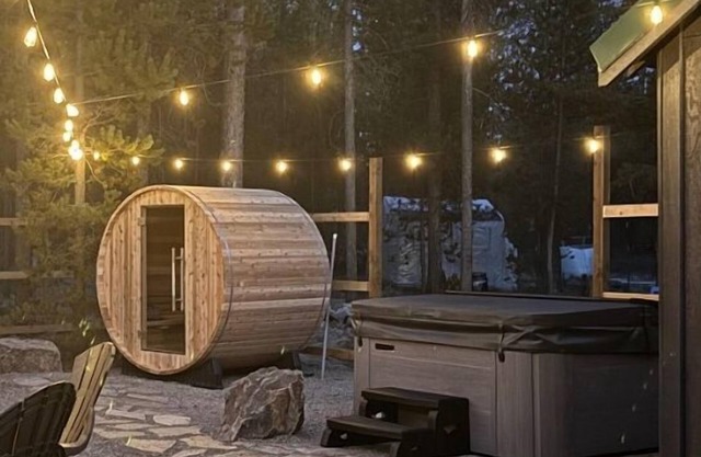 Ultimate Getaway ~ Hot tub ~ Sauna ~ Fire pit ~ Sun room ~ Mins from hwy & town