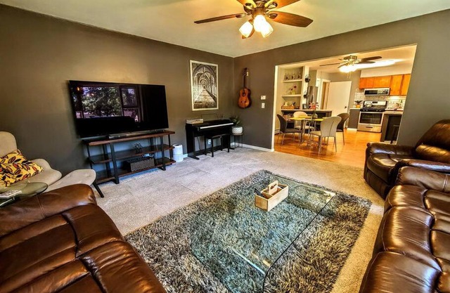 Ultra Comfy, Spotless & Spacious, Private Home in Boyne, Dogs Ok, Walk to Town