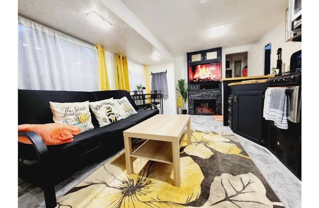 Ultra lux tiny home w/hot tub, queen bed, nature.