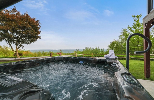 UNBEATABLE MOUNTAIN VIEWS, Tons Of Outdoor Space, Hot Tub, Close To Jim Thorpe!
