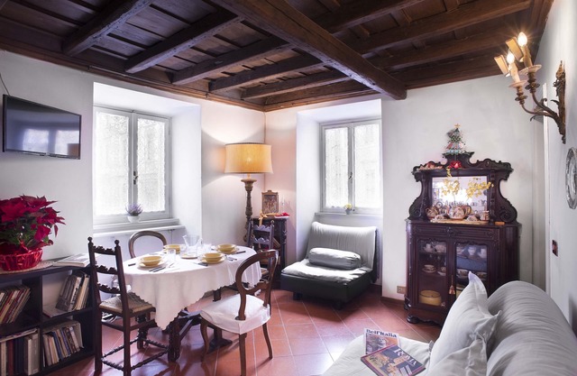 Unforgettable 'Roman Holidays' on foot between monuments and fountains - free WiFi