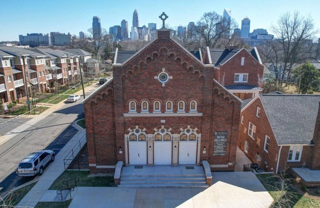 Unique 2BR Stay —City Views — Walk to BofA Stadium