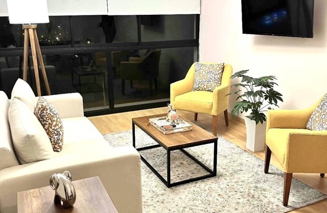 Unique Apartment. 5 Guests. 3 Bedrooms. 2 Baths.
