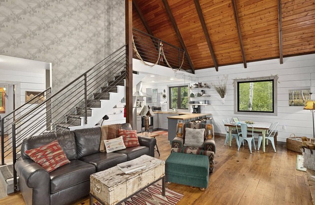 Unique cabin, dog friendly, Wi-Fi, quiet home- Into the Woods