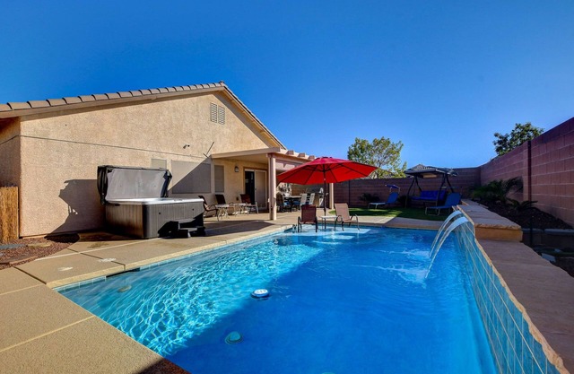 Unique Home, Pool, Hot Tub & Game Room 420 Friendly Outside Only