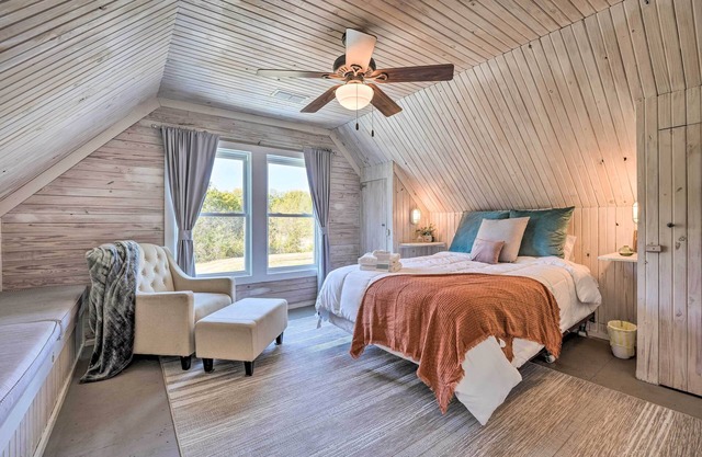 Unique Loft Cabin: Fire Pit & Fishing Access!