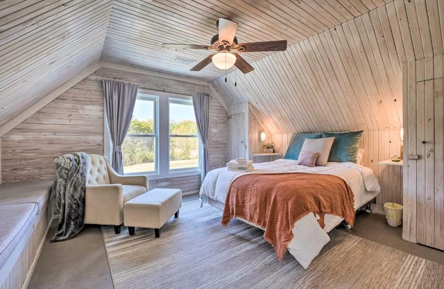 Unique Loft Cabin Fire Pit and Fishing Access!
