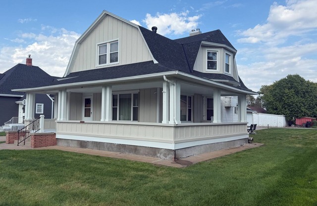 Unique spacious 4 bedroom located in the heart of Holdrege close to everything