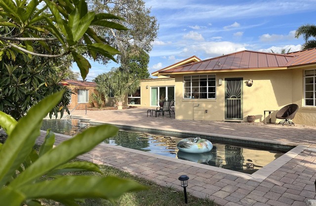 Unique & Spacious Downtown home w/Heated Pool! Minutes to St Armands & Marina