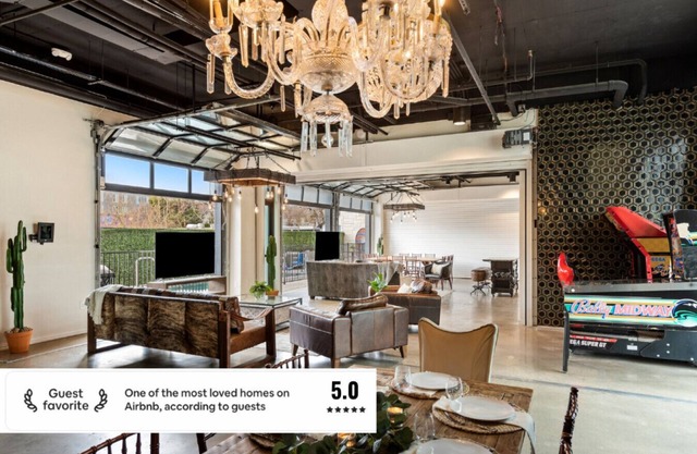 Unit 2+3 Inn Cahoots on 6th: 10BR/26 Bed - Pool, Roofdeck, Garden Bars, Walk To Everything!