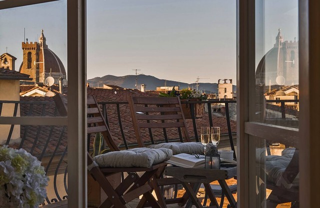Unparalleled panoramic rooftop views & complimentary wine for all guests!