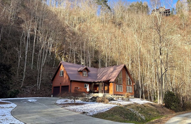 Unwind by the River: Serene Cabin Getaway near Asheville and Hot Springs, NC