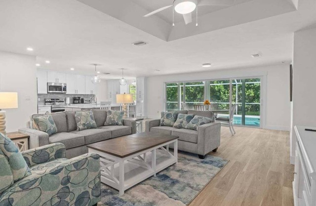 Unwind in tropical paradise at Sunflower Cottage