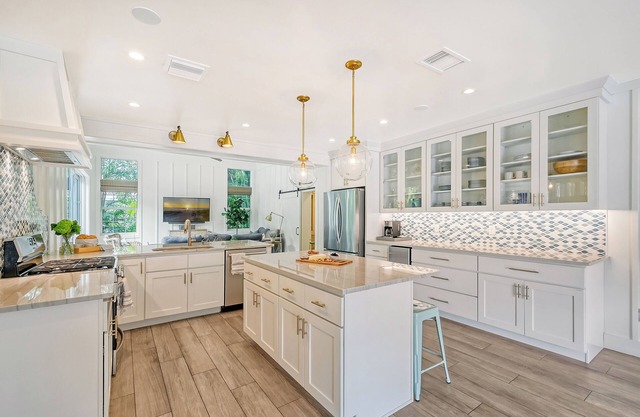 Unwind Sunshine - heated pool, steps to the local's favorite beach, free bikes